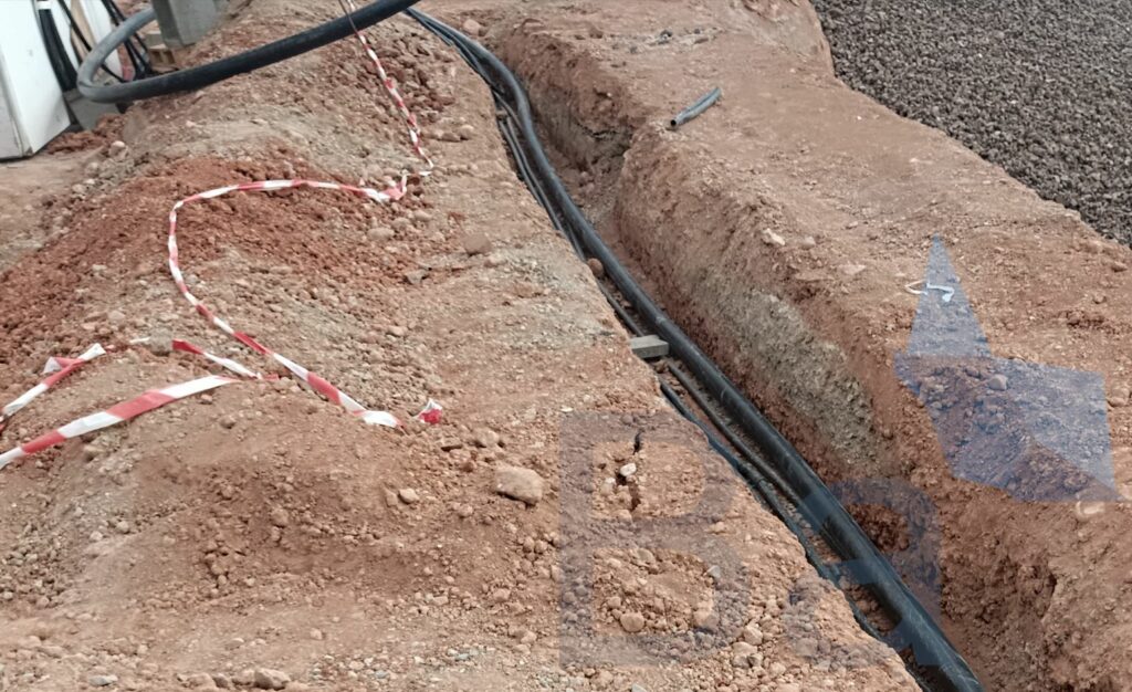 Tuberías de PEAD para abastecimiento de agua en una zanja.